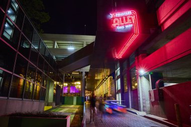 Nashville 'in canlı gece hayatını bu çarpıcı matbaa sokağında keşfedin. Neon işaretleri ve hareketli enerji bu ikonik Tennessee 'nin kentsel cazibesini ve canlı atmosferini yakalıyor..