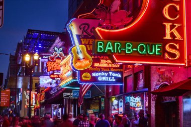 Broadway Caddesi, Nashville 'in canlı gece hayatını yaşayın. Neon ışıkları barları ve barbekü noktalarını aydınlatır, Tennessee müzik mirasının ve kültürünün canlı özünü yakalar..