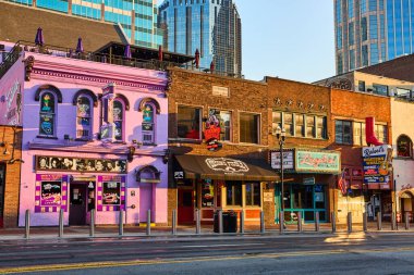 Nashville ikonik Broadway Caddesi boyunca altın saat ışığında dolaş. Tootsies ve Second Fiddle gibi canlı honky-tonk barları keşfeder, şehrin zengin müzik mirasını ele geçirir..