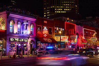 Kalabalık Broadway Caddesini aydınlatan hareketli neon ışıkları The Stage ve Roberts Western World gibi ikonik beyaz tonların keyfini çıkarırken, şehrin canlı müzik sahnesini yakalıyor..