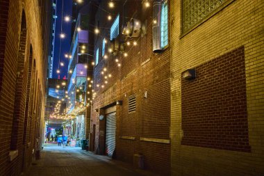 Nashville Matbaa Sokağı 'ndaki sicim ışıklarının büyüleyici parıltısını keşfedin. Bu rahat şehir manzarası tarihi bir Tennessee mücevherinin cazibesini ve gece hayatını yansıtıyor. Şehir hayatı için mükemmel.