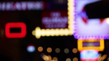 Hareketsiz Çekim: Broadway Caddesi 'nde Nashvilles' in canlı gece hayatını tecrübe edin. Kırmızı, mavi ve sarı renkteki neon ışıklar geceyi aydınlatır ve bu ikonik müzik şehrinin enerjik ruhunu yakalar..