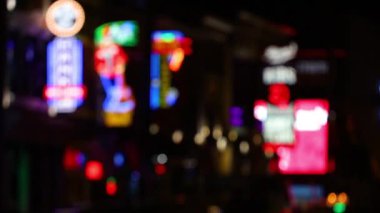 Sabit Çekim: Müzik Şehri 'nin kalbinde canlı ve enerjik bir atmosfer yaratan ikonik neon ışıklarıyla Nashvilles Broadway Caddesi' nin canlı gece hayatını tecrübe edin.