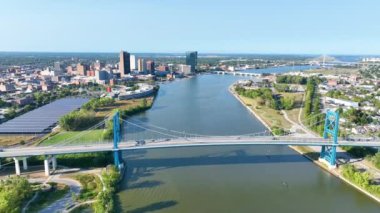 Toledo nehir kıyısında süzülerek ikonik mavi Anthony Wayne Köprüsü 'nü ve canlı şehir merkezinin ufuk çizgisini gösteriyor. Doğanın ahengi ve kentsel gelişimi bu çarpıcı ortamda tecrübe edin.