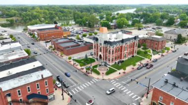 Hava Sabit Çekim: Defiance, Ohio 'nun cazibesini Defiance County Adliyesi' nin tarihi manzarası ile yakalayın, kırmızı tuğlalı cephesi yemyeşil bahçeler ve hareketli şehir merkezindeki caddelerle çevrili.