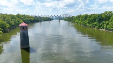 Nashville üzerinde uçan hava aracı Omohundro Su Fabrikası 'nın ışığını yemyeşil, Cumberland Nehri' nin dingin akışına ve tarihi bir tren köprüsüne, doğa ve sanayinin harmanlanmasına karşı yakalıyor..