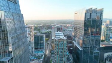 Hava İzleme Çekimi: Gün doğumunda Bridgestone binası ve Hyatt Centric Otel 'in yer aldığı Nashvilles' in göz kamaştırıcı ufuk çizgisini keşfedin. Modern şehirlerin dingin ama enerjik enerjisini hissedin.