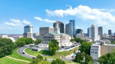 Nashville 'in Havadan Görünümü: Canlı bir ufuk çizgisi arasında Tennessee Devlet Meclisi' nin Yunan mimarisinde zarafetini tecrübe edin. Bu görüntü Tennessee 'deki tarih ve modernliğin birleşimini yakalar.
