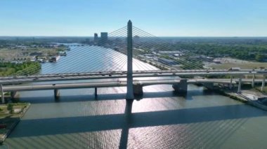 Toledo, Ohio 'daki Gaziler Cam Şehir Skyway Köprüsü' nün Hava Arkı Çekimi. Bu modern kablolu köprü Maumee Nehri boyunca uzanır, güneş ışığını yansıtır ve kentsel ve doğal şehirleri birbirine bağlar.