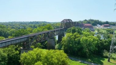 Havadan Uç: Nashvilles 'i keşfet çarpıcı tren köprüsü gür bir arazinin ortasında. Canlı yeşillik ve dingin bir nehir yayarak doğayı şehir cazibesiyle harmanlayan mühendislik başarısına hayret ediyorum..