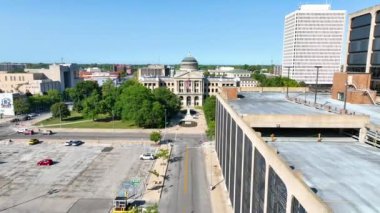 Aerial Fly Through: Toledo tarihi adliyesinin mimari ihtişamını berrak mavi bir gökyüzü altında tecrübe edin. Dinamik sahne şehir merkezlerinde modernlik, yeşillik ve sivil gururun karışımını sergiliyor.