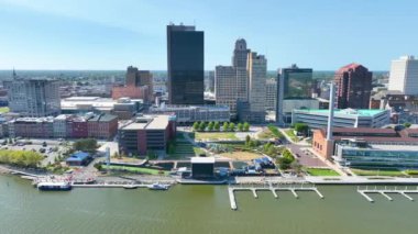 Toledo Skyline 'ın Havadan İzleme Çekimi: Toledo kentsel gökyüzünün altında canlı Maumee Nehri boyunca uzanan modern ve tarihi mimarinin karışımına tanık olun.
