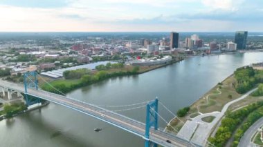 Toledo Ohio 'nun Havadan Uçuşu modern gökdelenleri ve tarihi binaları harmanlayan gökyüzü manzaralı ve ikonik Anthony Wayne Köprüsü' nü gözler önüne seriyor..
