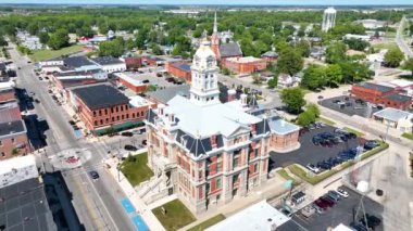 Kuruluşu: Tarihi Henry County Adliyesi 'nin hava manzaralı görüntüsüyle Napolyon, Ohio' nun kalbini tecrübe edin. Şehrin cazibesine hayranlık duyun. Klasik mimarinin yemyeşil ile harmanlanması gibi..