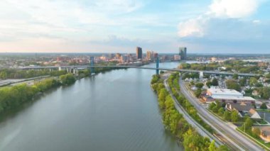 Toledo siluetini ve gün batımında ikonik Anthony Wayne Köprüsü 'nü tecrübe edin. Maumee Nehri, doğa ile şehir cazibesini harmanlayarak turizm ve gayrimenkul için ideal bir ortam sağlıyor..