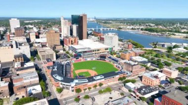 Toledo, Ohio şehir merkezinden, tarihi ve modern binaların arasına yerleştirilmiş Beşinci Alan 'ı vurguluyor. Canlı stadyum ve sakin Maumee Nehri şehirlerdeki ahengin bir örneği..
