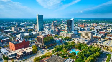 Fort Wayne Indiana şehir merkezinin hava manzarası modern gökdelenlerle tarihi Allen Yüksek Mahkemesi 'nin karışımını gösteriyor. Bereketli yeşil parklar bu dinamik şehir manzarasına canlılık katıyor.