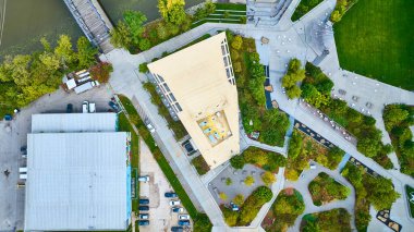 Fort Wayne Indiana 'daki Gezinti Parkı' nın hava manzarası yemyeşil alanlar ve patikalarla çevrili modern mimariyi yakalar. Kentsel tasarım ve rahatlama için doğanın mükemmel bir karışımı..