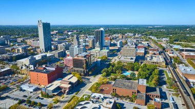 Allen Yüksek Mahkemesi ve modern gökdelenlerin yer aldığı Waynes Kalesi 'nin hareketli gökyüzü manzarası. Tren rayları ve yeşil alanlar bağlantıyı ve kentsel büyümeyi vurguluyor. Şehir için mükemmel.