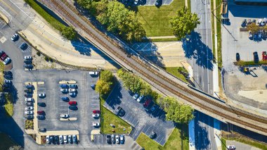 Fort Wayne, Indiana 'nın havadan görünüşü, kenar mahalle manzarasını çapraz demiryolu hattıyla sergiliyor yollar ve otoparkların ortasındaki yemyeşil alanı keserek kentsel bağlantıyı vurguluyor..