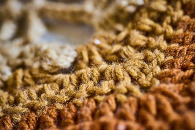 Fort Wayne, Indiana 'da, sıcak tonda örülmüş bir kumaşın yakın çekimi. Karmaşık örgü desenleri sergiliyor. El işçiliği ve el yapımı tekstil sanatlarının hoş cazibesi için mükemmel..