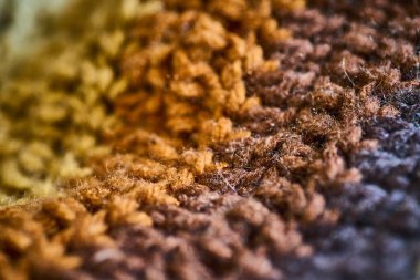 Fort Wayne, Indiana 'dan zengin desenli örgü kumaşlı sıcak toprak renkleri. Bu davetiye deseni konfor ve lüksü çağrıştırıyor, ev dekorasyonu ve moda ilhamı için mükemmel..