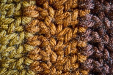 Örülmüş ipliğin sıcak renkleri çarpıcı bir örgü deseninde iç içe geçmiş, Fort Waynes zanaatkar cazibesini sergiliyor. Konforlu konfor ve el yapımı güzellik temaları için mükemmel..