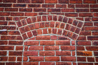 Fort Wayne, Indiana 'daki kırmızı tuğla duvarın zengin dokusunu ve tarihi cazibesini keşfedin. Kentsel mimari ve geleneksel inşaat malzemeleri projeleri için mükemmel..