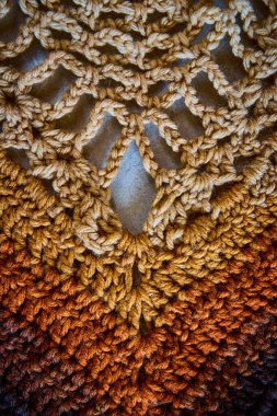 Açık bejden koyu kahverengiye kadar toprak tonları olan karmaşık örgü kumaşının yakın çekimi. İşçiliği ve dokuyu yakalıyor. Ev dekorasyonu ya da tekstil sanatı meraklıları için mükemmel. Fort Wayne, Indiana.