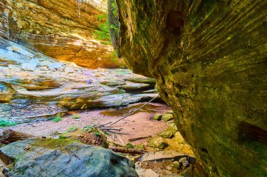 Hocking Hills, Ohio 'nun çarpıcı kaya oluşumlarını keşfedin. Doğada nefes kesici bir macera için sonbaharda Eski İnsanlar Mağara Yolu 'nda yürüyüş yapmak. Bu manzaralı kanyonda sükuneti ve korkuyu hissedin..