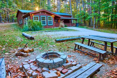 Hocking Hills, Ohio 'da bir kır evinde sonbahar sükunetini yaşayın. Etrafı yemyeşil ormanlarla çevrili, ateşin etrafında toplanmanın keyfini çıkarın, sakin bir doğa kaçışı için mükemmel..