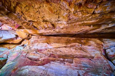 Hocking Hills, Ohio 'daki Rock House' un engebeli güzelliğini keşfedin. Bu desenli mağara tavanı toprak renklerini ve karmaşık desenleri sergiliyor, doğanın jeolojik sanatını vurguluyor. Yolculuk için mükemmel.