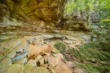 Cantwell Kayalıkları 'nın sonbaharda dingin güzelliğini keşfedin. Yükselen kumtaşı oluşumları Hocking Hills Ohio 'da yemyeşil ormanlarla buluşup doğa ve macera meraklıları için nefes kesici bir sahne yaratıyor..