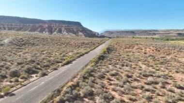 Utahs Grafton 'un sakin güzelliğini insansız hava aracı gözüyle keşfedin. Uçsuz bucaksız mavi gökyüzünün altında dolambaçlı bir çöl yolu kırmızı kaya oluşumlarını kesiyor. Macera çağrıştırıyor.