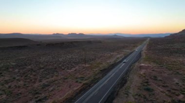 Gün batımında Utah 'taki Gooseberry Mesa' nın dinginliğini uçsuz bucaksız çöl manzarasının içinden geçen bir yol ile tecrübe edin. Macera ve keşif yolculuğuna çıkın..