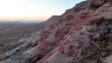 Hava İzleme Çekimi: Utah, Gooseberry Mesa 'nın engebeli güzelliğini keşfedin. Kırmızı ve turuncunun ılık renklerinin tadını çıkarın, dramatik kaya oluşumlarını keşfedin, ve uçsuz bucaksız çölün sükunetini hissedin.