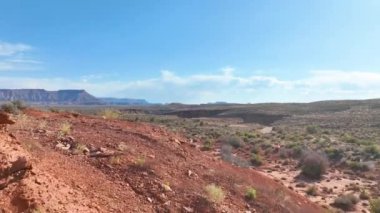 Utah, Kasırga 'da, Gooseberry Mesa üzerinde süzül. Uçsuz bucaksız kızıl kaya oluşumlarını ve açık çölü deneyimleyin. Amerika 'nın güneybatısının engebeli güzelliğini net bir şekilde yakalayın.