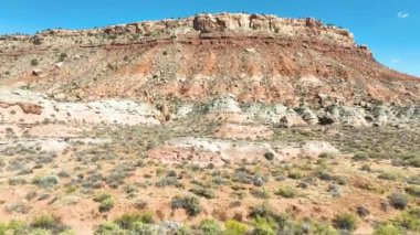 Utahs Springdale Çölü 'nün uçan yayaları, Zion Ulusal Parkı' nın yakınlarında parlak mavi gökyüzüne karşı görkemli kızıl kaya oluşumlarını gözler önüne seriyor..