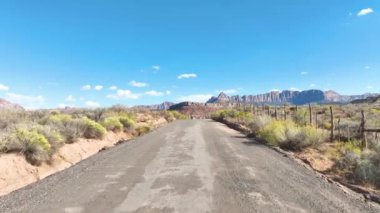 Grafton, Utah 'ın ihtişamını keşfedin, bir çöl yolu gibi canlı fundalıklarda esiyor ve yüksek kızıl kaya oluşumlarını aşıyor, macera ve özgürlük yolculuğunu davet ediyor..