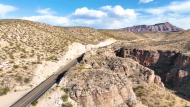 Utah, Kasırga 'daki Gooseberry Mesa' nın nefes kesici güzelliğini tecrübe edin. Engebeli kızıl kayalıklara, dolambaçlı yollara ve bu çarpıcı çöl manzarasındaki macera ruhuna hayran kaldım.