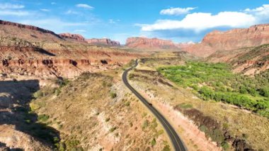 Zion Ulusal Parkı Utah 'taki Kolob Kanyonu' nun nefes kesici güzelliğini tecrübe edin. Canlı kırmızı kaya oluşumları ve yemyeşil manzaralar serin doğal ortamda maceraya davetiye çıkarıyor.