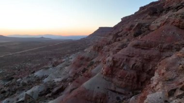 İleri Uçan Havadan: Utah 'taki görkemli Bektaşi Üzümü Mesasını tecrübe edin. Güneşin doğuşuna şaşılacak şey engebeli uçurumlar ve yayılan çöl manzaraları üzerine ılık bir parıltı yayarak,