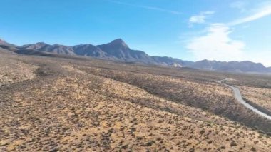 Havadan Uçma: Las Vegas 'taki Kızıl Kaya Kanyonu' nun engebeli güzelliğini tecrübe edin. Çölde ıslanmak kırmızımsı renkler ve dolambaçlı yollar, Nevada dinginliği ve ebedi doğal cazibe..