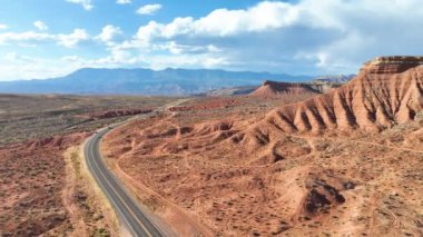 Utah 'taki Gooseberry Mesa' nın nefes kesici güzelliğini tecrübe edin. Kırmızı kaya oluşumlarının ve dolambaçlı yolların üzerinde canlı bir gökyüzünün altında, macera ve Amerikan cazibesini davet ederek süzül.