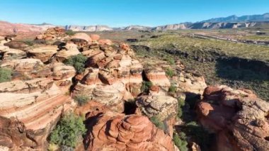 Sabah ışığı bu ikonik manzaranın engebeli güzelliğini ve dinginliğini vurgularken, Utah 'ın büyüleyici kırmızı ve krem kaya oluşumlarını tecrübe edin..