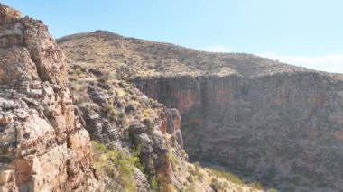 Havadan Uçarak İlerleme: Gooseberry Mesa üzerinde süzülen kırmızı uçurumlar ve Utah Kasırgası 'ndaki genişleyen manzaralar, Amerikan Güneybatısının engebeli güzelliğini ve zamansız yalnızlığını yakalıyor..