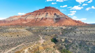 Açık gökyüzünün altındaki çarpıcı kızıl kaya oluşumlarını keşfetmek için Utah, Kasırga 'daki Gooseberry Mesa üzerinde süzülür. Amerika 'nın güneybatısındaki engin güzellik ve macerayı keşfedin..