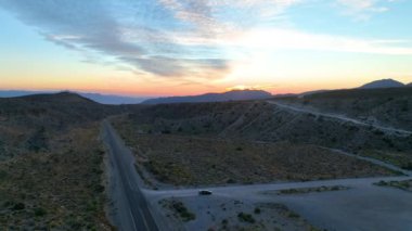 Utah 'taki Charleston Dağı üzerinde ilerleyen hava aracı engebeli araziler, dolambaçlı yollar ve çarpıcı ufuk boyunca Amerika' da sükunet ve macerayı çağrıştıran bir gündoğumu yolculuğu yakalar.