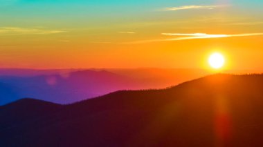 Göz kamaştırıcı bir günbatımı Nevada 'daki Charleston Dağı' nın görkemli dağlarına altın bir parıltı saçar. Bu huzurlu manzara, doğanın dingin güzelliğini yakalar. Yolculuk ve refah için mükemmeldir.