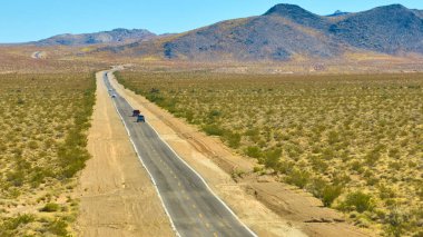 Nevada Boulder City 'de sonsuz çöl yolu uzanır. Uçsuz bucaksız mavi gökyüzünün altında kurak göl yatağı. Gezginleri Amerika' nın güneybatısında özgürlük ve keşif macerasına davet ediyor..